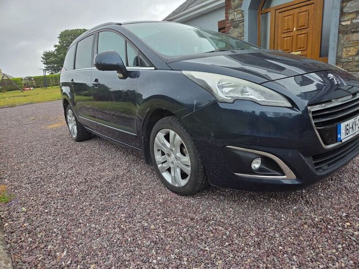 Peugeot 5008 2016 excellent family car