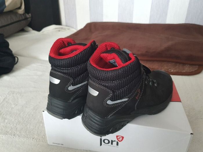 Safety footwear