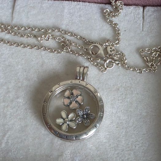 PANDORA floating Memories locket necklace with 3 petite flowers,very good condition