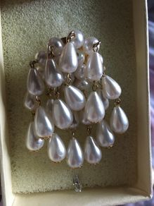 old drop pearl broach