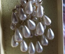 old drop pearl broach