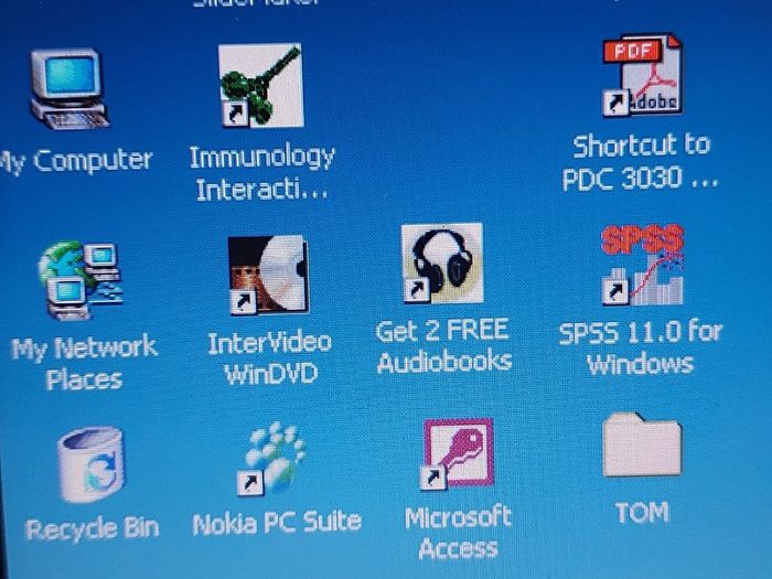 Rare Vintage Fujitsu Siemens Lifebook, E Series, FPC07048B Part number CP127259, Running Windows 2000 Professional, uses 3.5 floppy disk, 20GB HDD, amd all the connecting Ports from 30 years ago Era