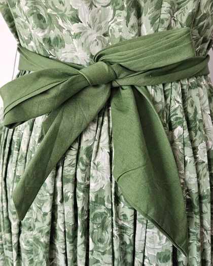Vintage 1950s 1960s green floral cotton tea dress handmade feminine summer S 8 10