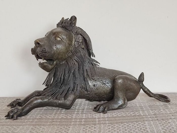 Large sculpture of bronze Lion.Weight: 7.450 kg