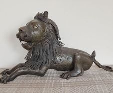 Large sculpture of bronze Lion.Weight: 7.450 kg