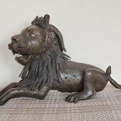Large sculpture of bronze Lion.Weight: 7.450 kg