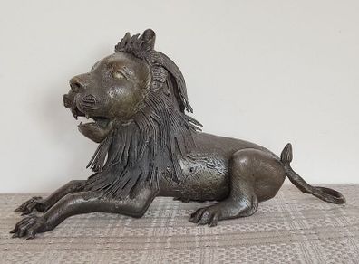 Large sculpture of bronze Lion.Weight: 7.450 kg