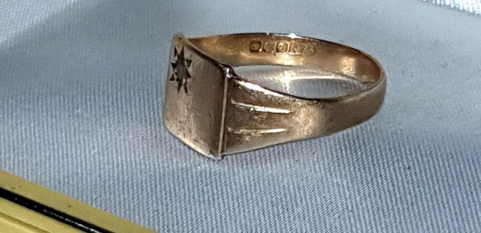 Vintage Solid Gold Signet Ring Starburst Design (2.75g)