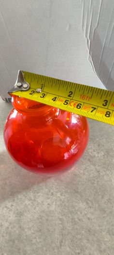 3 DIFFERENT ITMES- 1- Vintage Tangerine Orange Glass Vase. 28.00 euro. 2- Clear cut crystal or pressed glass with a spiral/ribbed optical design.15.00 euro. 3- Small bowl murano style as trinckelt dish or decoertive piece 25.00 euro.