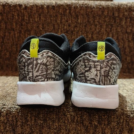 Trainers, size 6