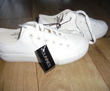 Girls trainers / size 4 /