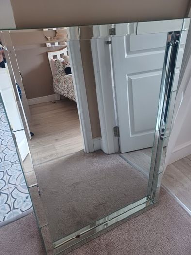 Bevelled mirror