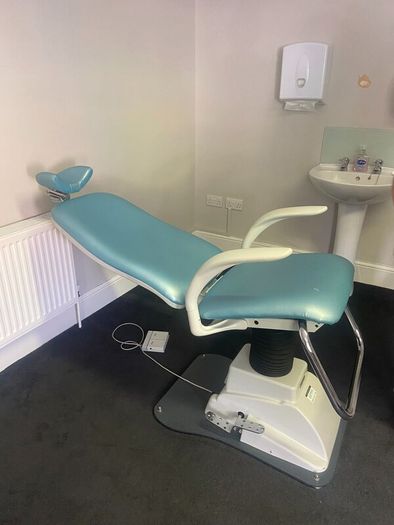Surgical / dental chair