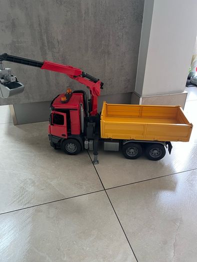 BRUDER grab truck with crane