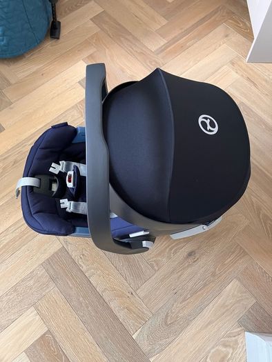 Cyber Aton 5 car seat + Isofix base