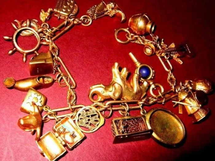Gold Charm Bracelet/Dutch Diamonds/Vale Charms