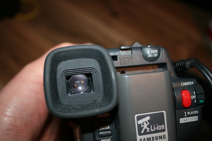 Samsung VP-W60 PAL 8 8mm Video Camera Kit 500x digital zoom (in working order)