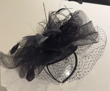 Fascinator in black.