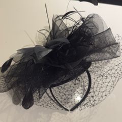 Fascinator in black.