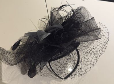 Fascinator in black.