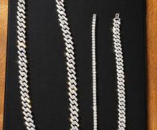 Silver chain and bracelet flooded with moissanites