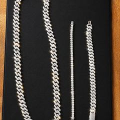 Silver chain and bracelet flooded with moissanites