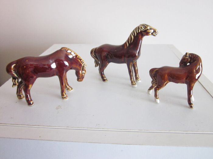3 Vintage Small Swatow China Treacle Glazed Horses 1940