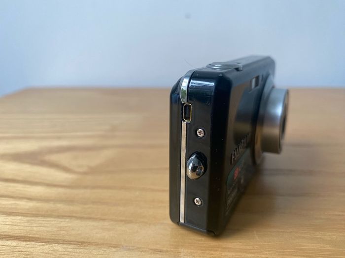 Fujifilm Finepix J30 Digital Camera 12.2 Megapixels ZOOM Issue FOR PARTS OR REPAIR