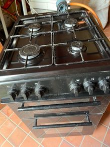Free Standing gas cooker with 3 Full bottles of gas