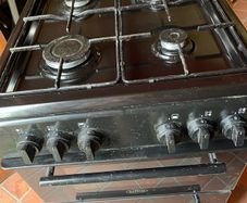 Free Standing gas cooker with 3 Full bottles of gas