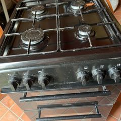 Free Standing gas cooker with 3 Full bottles of gas