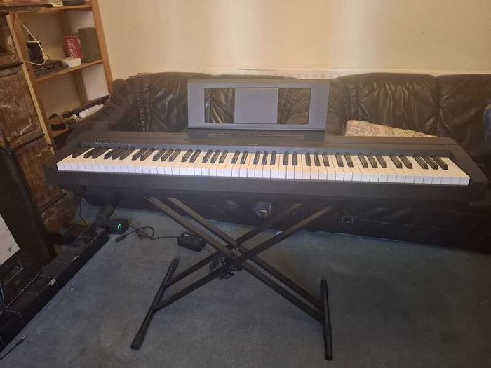 Keyboard Yamaha P45 with bundle
