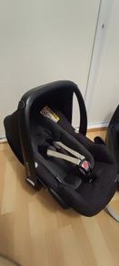Maxi-Cosi infant car seat with ISOFIX base