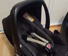 Maxi-Cosi infant car seat with ISOFIX base