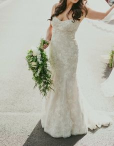 Monique Lhuillier Designer Lace Wedding Dress