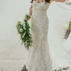 Monique Lhuillier Designer Lace Wedding Dress