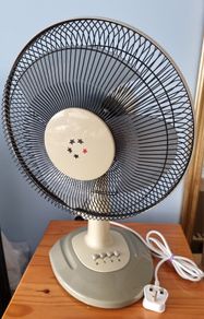 Desk Fun 12in / 30.5 cm / 3 Speed Settings / 90 Degree Oscillation/Adjustable Vertical Tilt / 36w /Quiet Motor/Low Noise. 2 Years old, Working perfect.