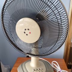 Desk Fun 12in / 30.5 cm / 3 Speed Settings / 90 Degree Oscillation/Adjustable Vertical Tilt / 36w /Quiet Motor/Low Noise. 2 Years old, Working perfect.