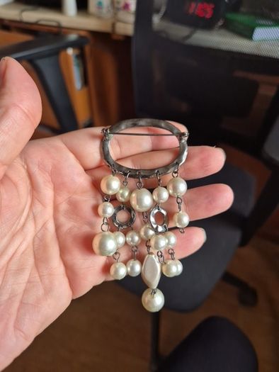 Vintage Brooch Pearls Effect