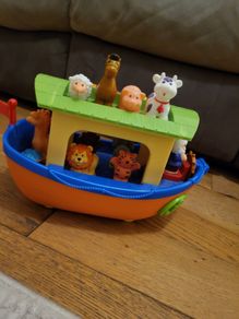 musical boat with animals