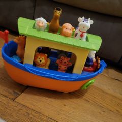 musical boat with animals