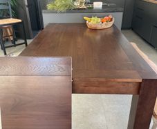 Dining table .extendable to 180cm140 cm when closed.beautiful tidy table.no marks.perfect condition.