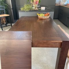 Dining table .extendable to 180cm140 cm when closed.beautiful tidy table.no marks.perfect condition.