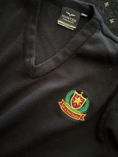 de la salle jumper and tie size M