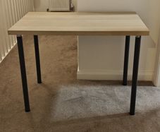 Ikea table https://www.ikea.com/ie/en/p/linnmon-adils-desk-white-stained-oak-effect-dark-grey-s79416341/#content