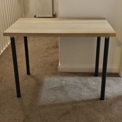Ikea table https://www.ikea.com/ie/en/p/linnmon-adils-desk-white-stained-oak-effect-dark-grey-s79416341/#content