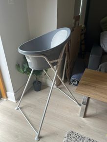 Shnuggle baby bath with stand