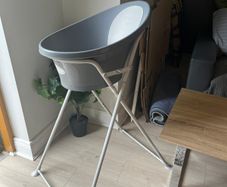 Shnuggle baby bath with stand