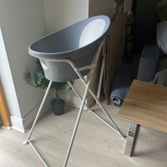 Shnuggle baby bath with stand