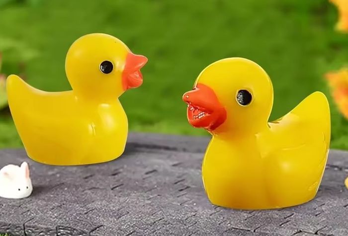 Mini resin ducks